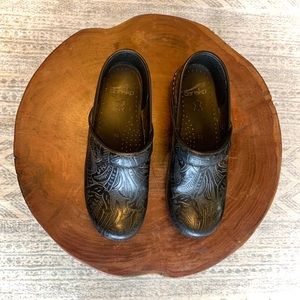 Women’s Dansko size 38 Clog